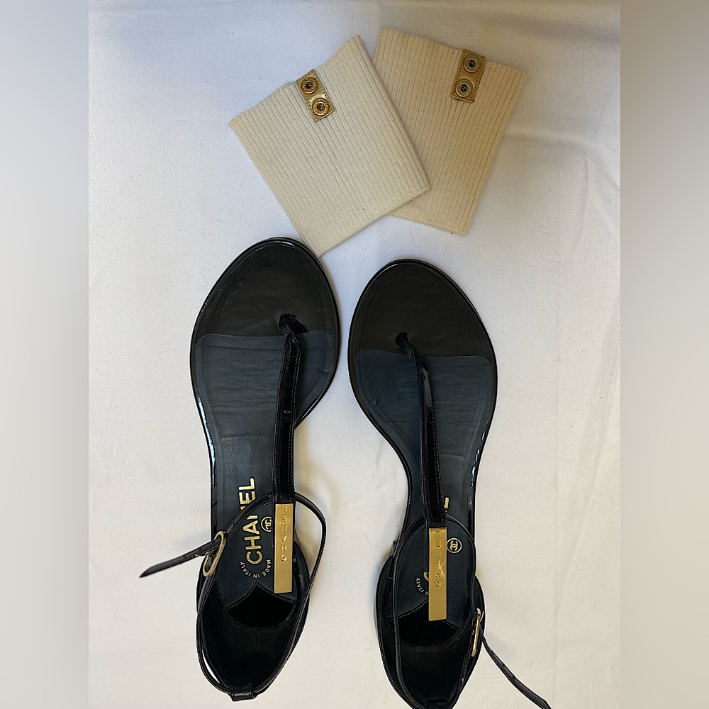 CHANEL thong sandals. Removable ribbed anklet. Patent leather and gold hardware